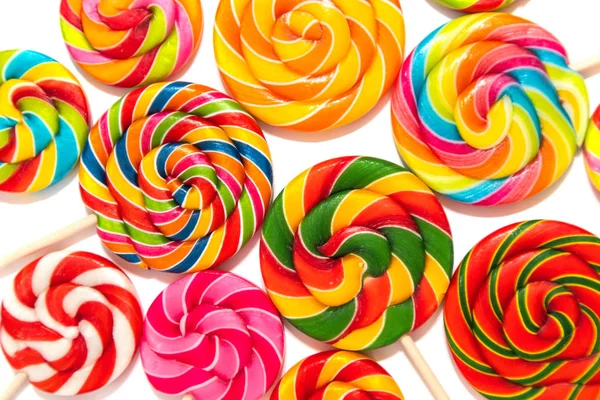 Caramelos espirales redondos multicolores sobre un fondo blanco — Foto de Stock