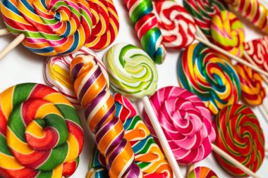Çubuklardaki çok renkli karamelin arka planı Beyaz arkaplan