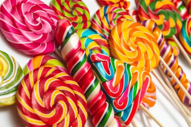Çubuklardaki çok renkli karamelin arka planı Beyaz arkaplan
