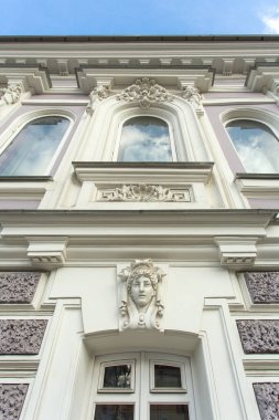 Kaplama klasiği olan tarihi bir binanın ön cephesinin bir parçası