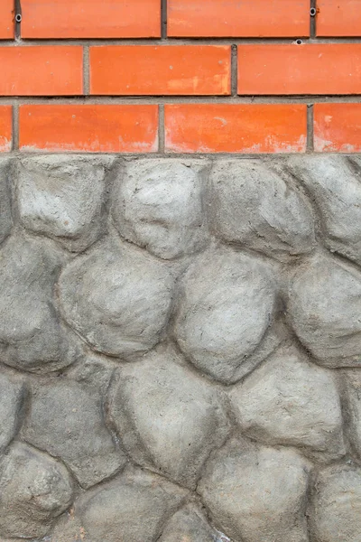 Dekoracyjna granica z betonu w postaci dużych kamieni z cegieł — Zdjęcie stockowe
