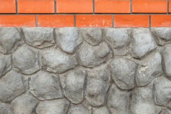 Dekorative Bordüre aus Beton in Form großer Steine aus Ziegeln — Stockfoto