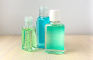 Bakteri ve virüsten korunmak için şişelere antiseptik koyun.
