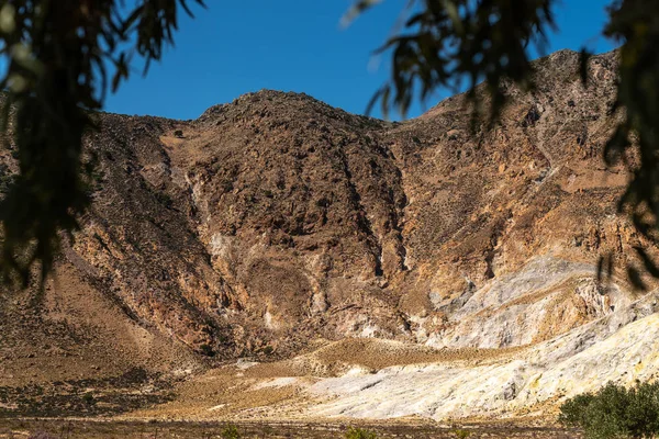 Güzel ve tehlikeli bir manzara. Nisyros Yunanistan 'daki volkanik dağ.