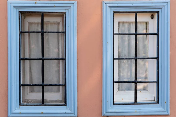 Twee Soortgelijke Oude Houten Ramen Aan Muur Het Traditionele Kleurrijke — Stockfoto