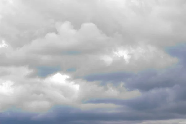 Sonbahar gökyüzü koyu gök gürültüsüyle kaplıdır.