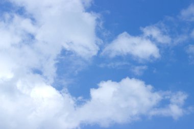 Mavi yaz gökyüzünde beyaz kabarık bulutlar