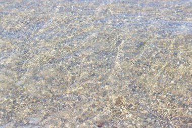 Kumlu zeminin görülebildiği temiz deniz suyu.