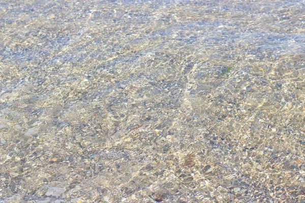 Kumlu zeminin görülebildiği temiz deniz suyu.