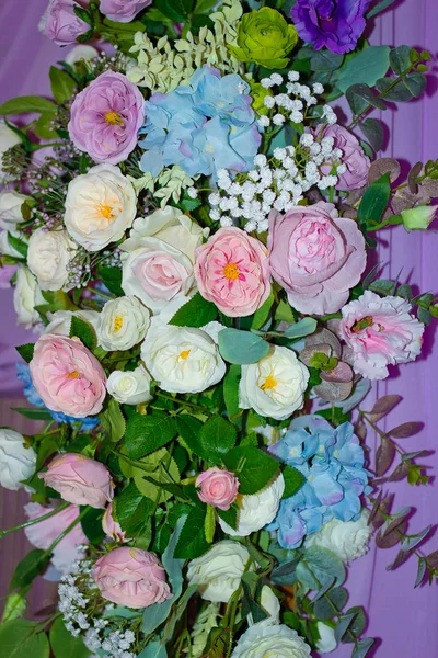 Leylak arkaplanda çok renkli güzel bir buket.