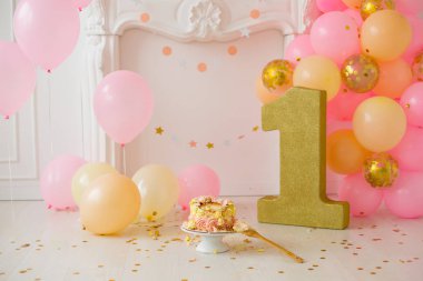 Doğum günü partisi için keki kır.