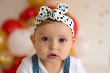 İlk doğum günü kızı kırmızı ve sarı dekor