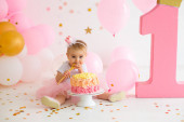 Baby dívka na první narozeniny s rozbít dort