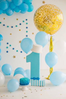 Oğlan için ilk doğum günü pastası