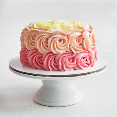 Kız için pembe pasta.