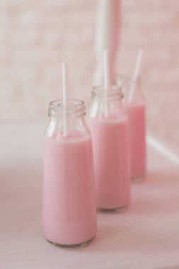 Ahududu güler yüzlü içki şişesi