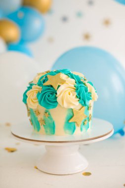 Oğlan için yıldızlı mavi pasta