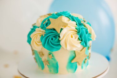 Oğlan için yıldızlı mavi pasta