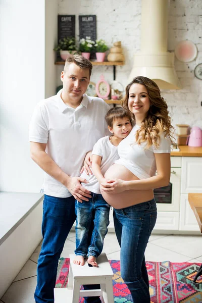 Familia Con Hijo Mayor Mujer Embarazada — Foto de Stock