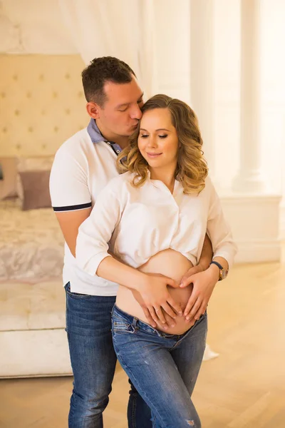 Embarazo Mujer Con Hombre Jeans Ropa — Foto de Stock