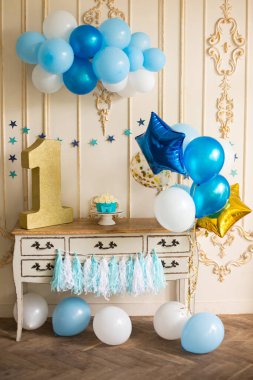 Odada bir yıl boyunca doğum günü süslemeleri