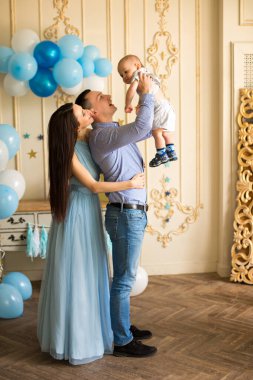 İlk doğum gününde oğluyla mutlu bir aile.