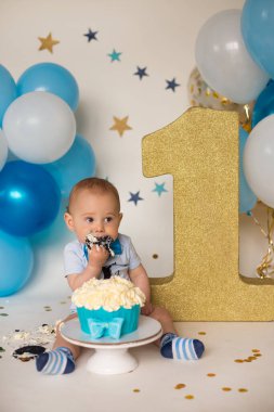 Kek ezme. Pastalı çocuk.