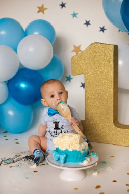 Kek ezme. Pastalı çocuk.