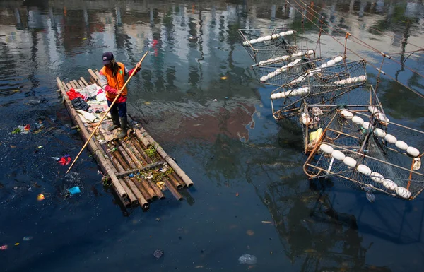 Canal cleaning in Jakarta — Stock Photo, Image