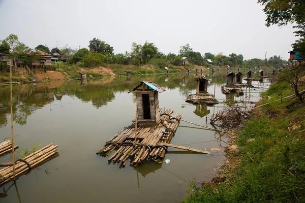 Kampong bathrooms in Kalimantan — Stock Photo, Image