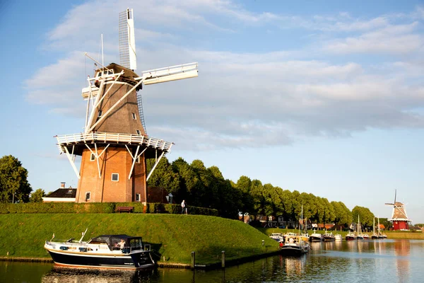オランダ フリースラント州ドックカム2019年6月30日オランダ フリースラントの歴史的な町ドックカム要塞の運河と風車の上のボート — ストック写真