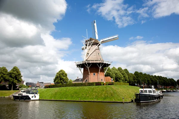 Dokkum Friesland Nederländerna Jun 2019 Båtar Kanal Och Väderkvarn Befästningar — Stockfoto