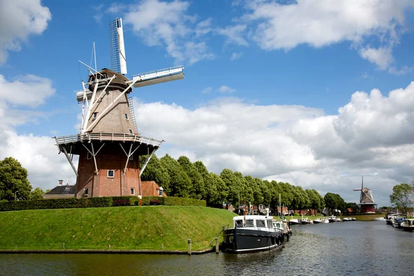 オランダ フリースラント州ドックカム2019年6月30日オランダ フリースラントの歴史的な町ドックカム要塞の運河と風車の上のボート — ストック写真