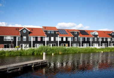 Groningen, Hollanda - 7 Temmuz 2019, Hollanda, Groningen 'deki Reitdiep ciy marinasında evler