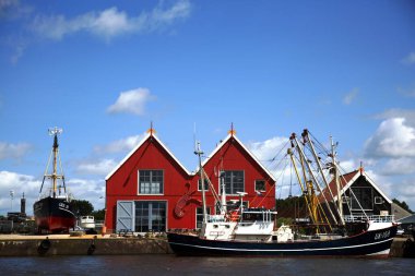Zoutkamp, Groningen, Hollanda - 3 Temmuz 2019, Hollanda, Groningen 'deki Zoutkamp limanında balıkçı tekneleri