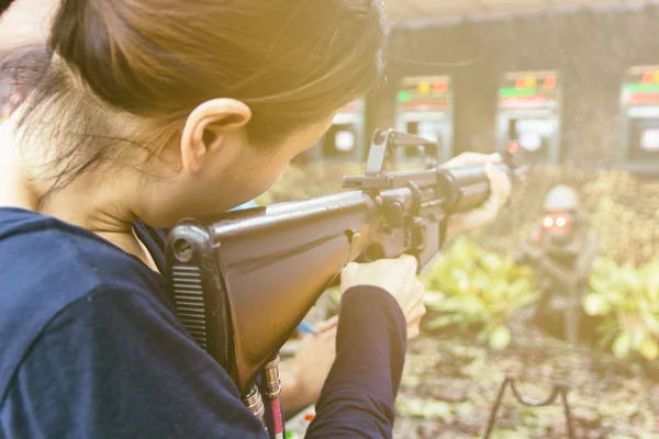 Žena a zbraň oheň — Stock fotografie