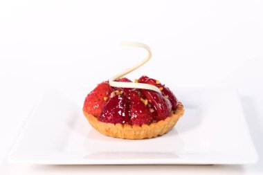 Çilek tartalette bir parça