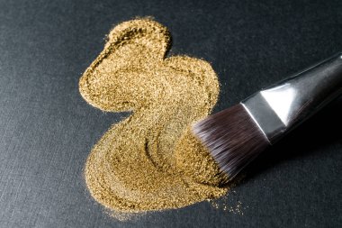Kozmetik fırça ile altın göz farı