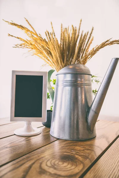 Letrero en blanco sobre la mesa — Foto de Stock