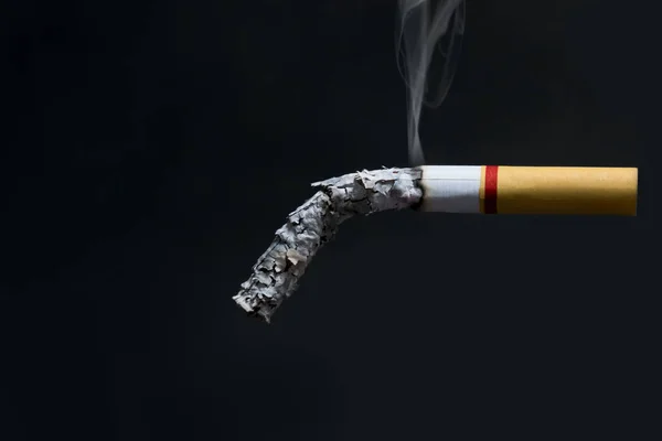 Cigarett på svart — Stockfoto