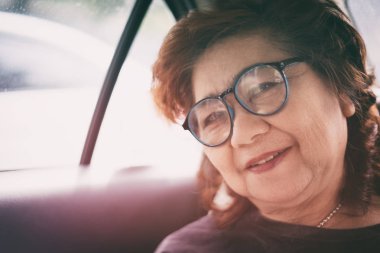 Orta yaşlı Asya kadın