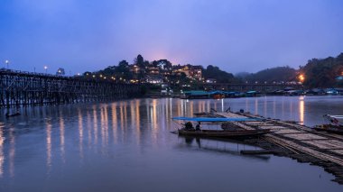 Köy ve tekne yüzen