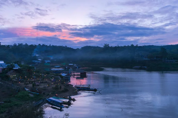 Village flottant dans la soirée — Photo