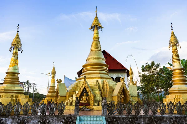 Pagode d'or en soirée — Photo