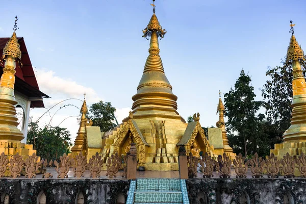 Pagode d'or en soirée — Photo