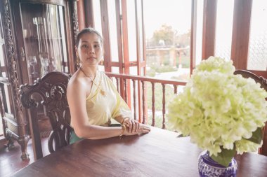  kadın Tay geleneksel kostüm Giydirme