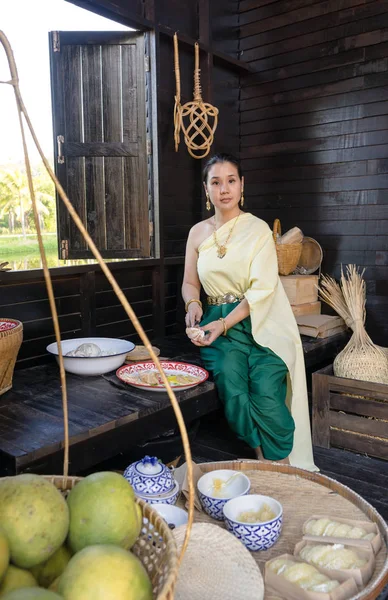 Frau in thailändischer Tracht — Stockfoto