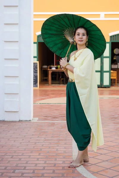 Wanita berpakaian dalam kostum tradisional Thailand — Stok Foto