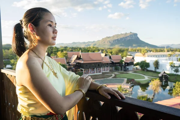 Žena oblékat v thajské tradiční kostým — Stock fotografie