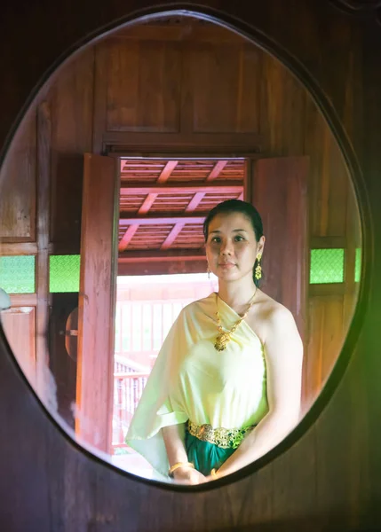 Vrouw in Siamese stijl dressing — Stockfoto